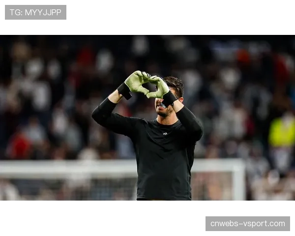 特写：阿拉维斯门将单场贡献9次扑救，赛后获客队球迷掌声